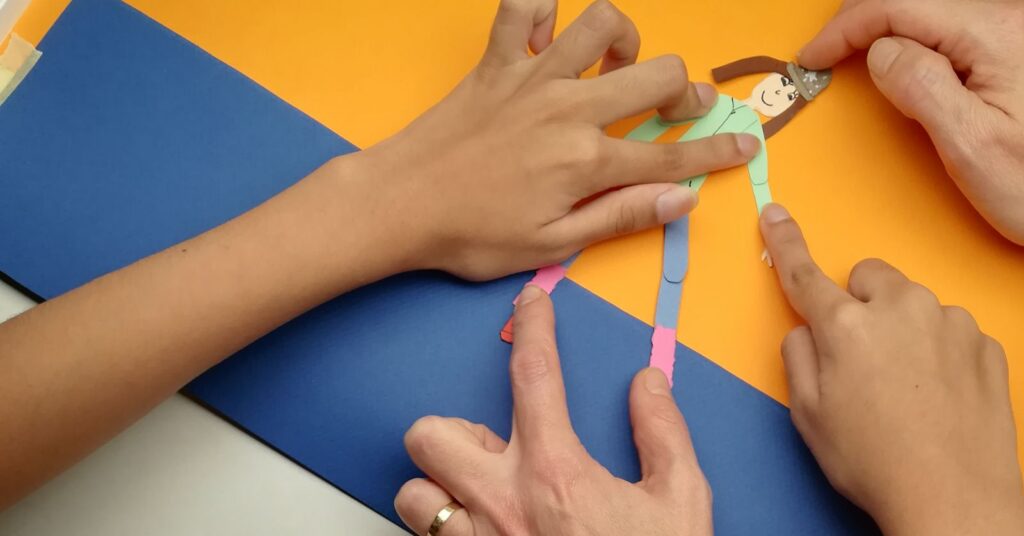 mani di bambini che fanno un cartone animato